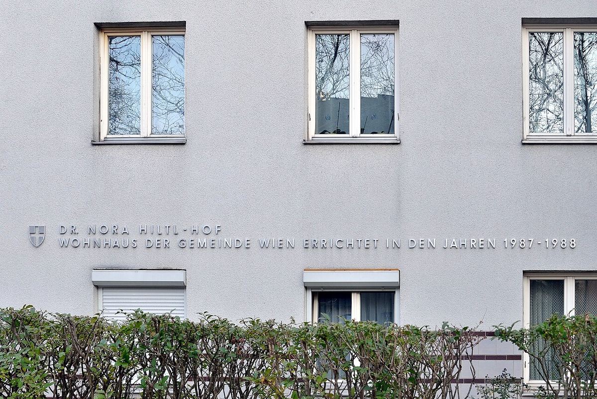 Wiener Wohnhaus Fassade — Symbolbild zum Thema Analyse