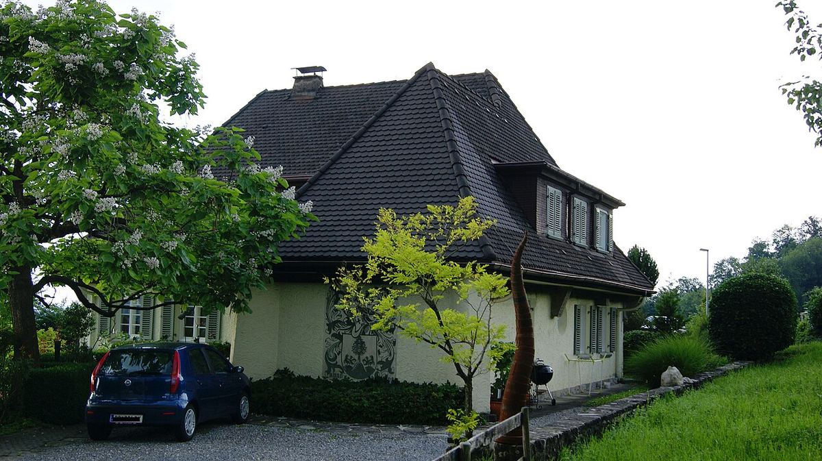 österreichisches Wohnhaus mit Grundstück — Symbolbild zum Thema Recht