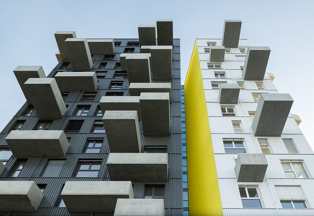 Wiener Wohnhaus mit Bargeld — Symbolbild zum Thema Analyse
