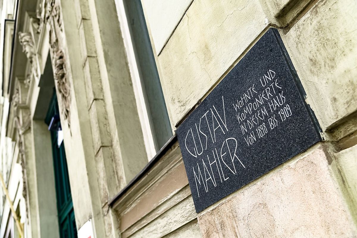 Wiener Wohnhaus mit Klimaanlagen — Symbolbild zum Thema Analyse