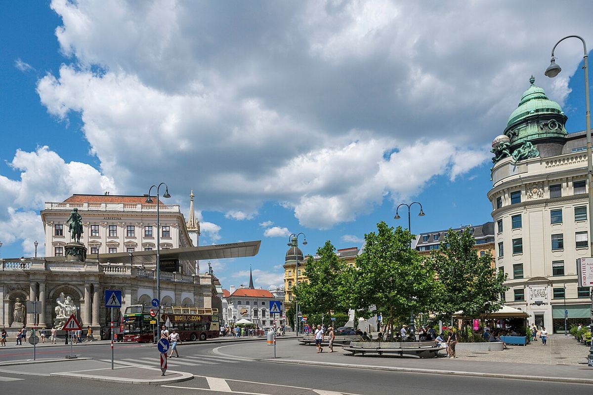 Moderner Wohnbau mit Begrünung in Wien — Symbolbild zum Thema Analyse