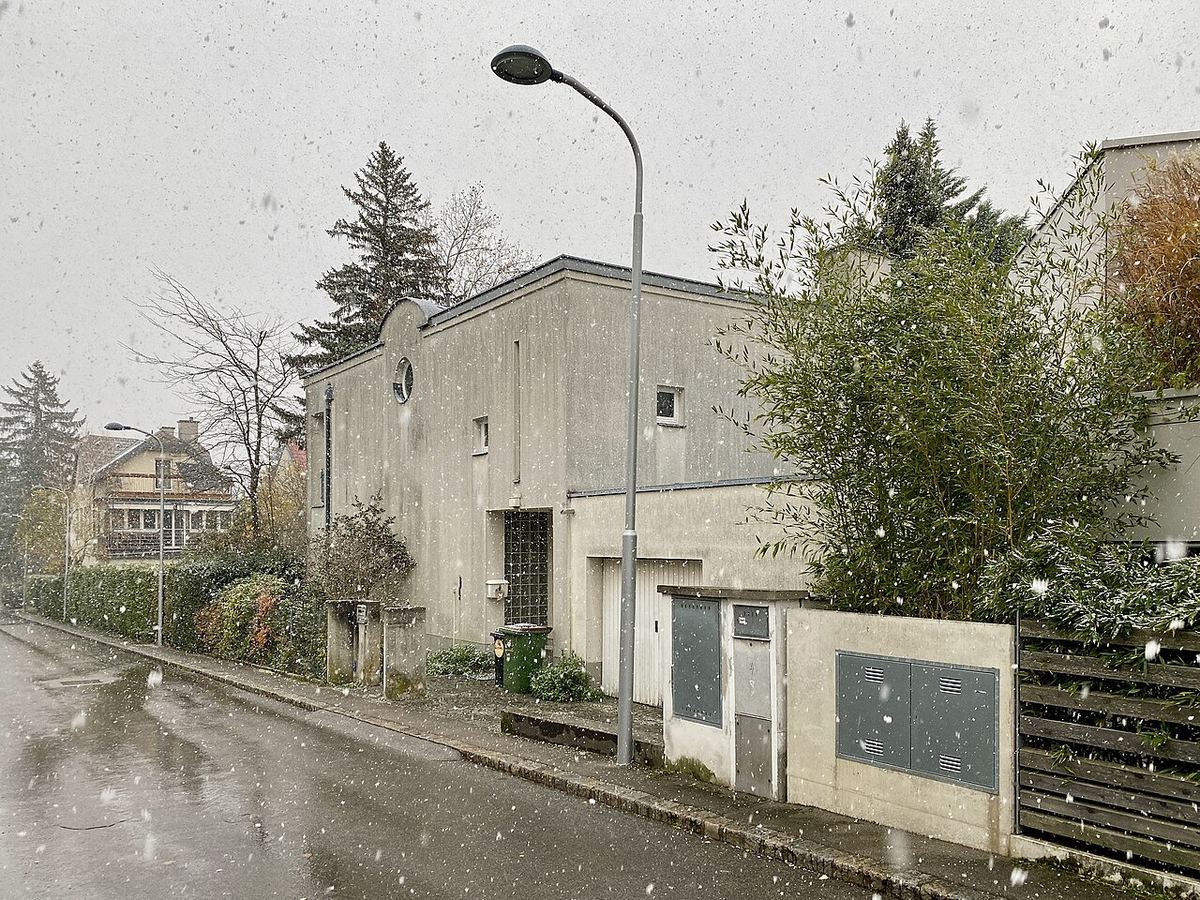 Wiener Wohnhaus mit Klimaanlagen — Symbolbild zum Thema Analyse