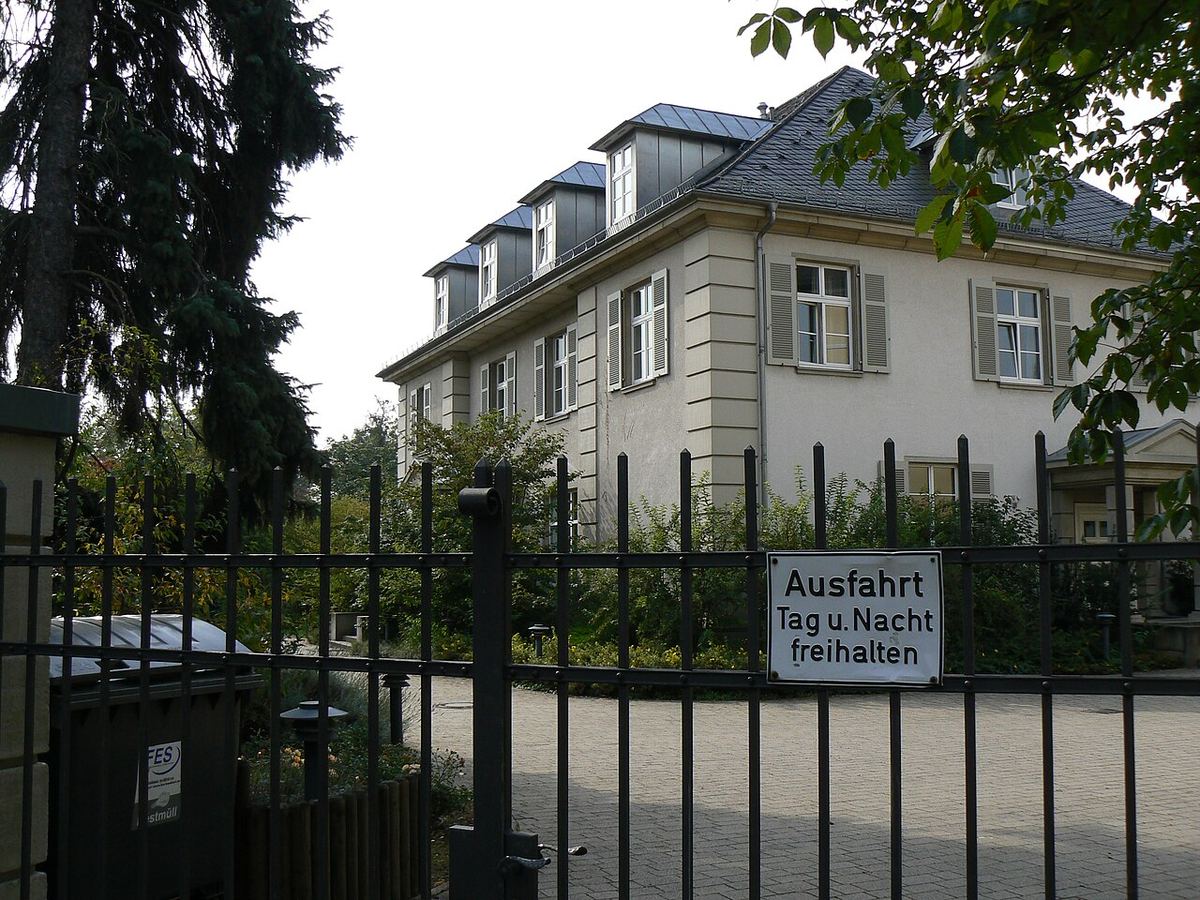 Wiener Wohnhaus mit Verkaufsschild — Symbolbild zum Thema Recht