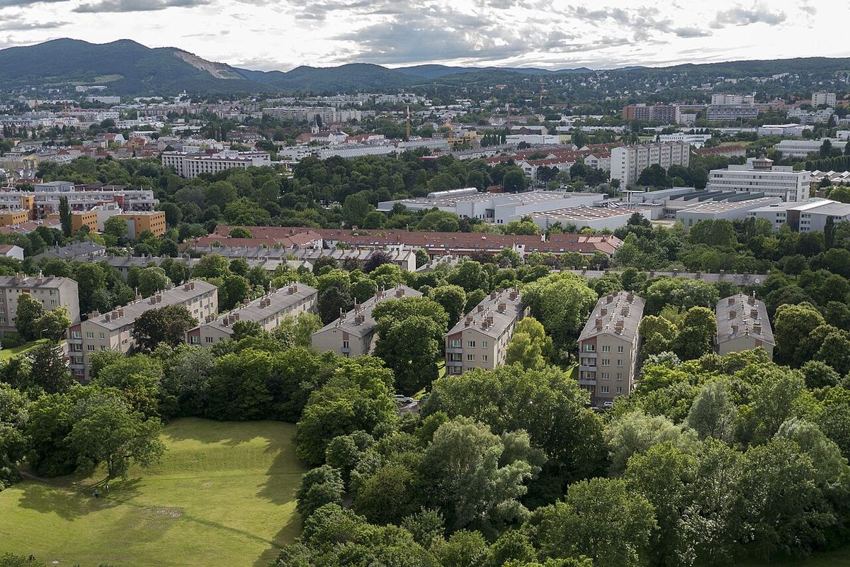 Wiener Wohnhaus mit Fassade — Symbolbild zum Thema Recht