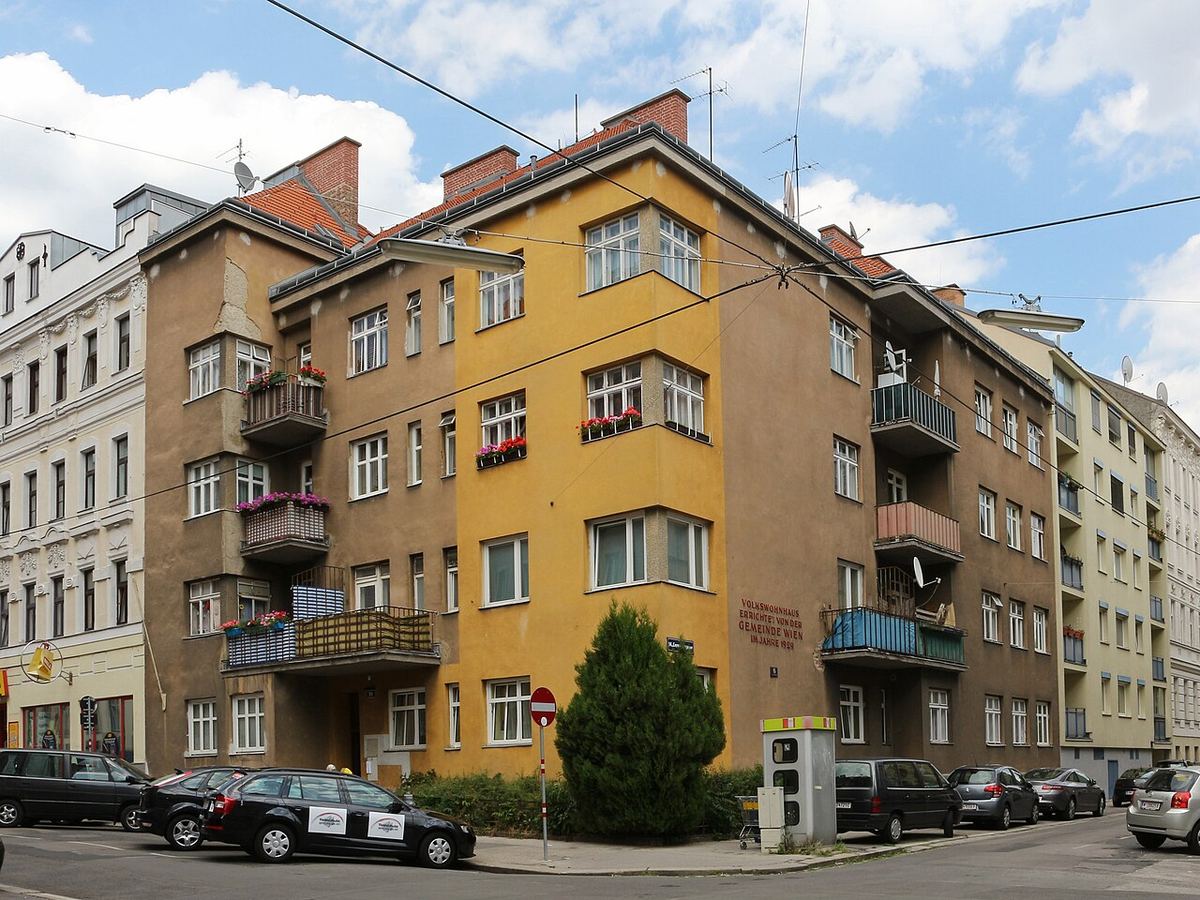 Wiener Wohnhausanlage mit Kinderspielplatz — Symbolbild zum Thema Analyse