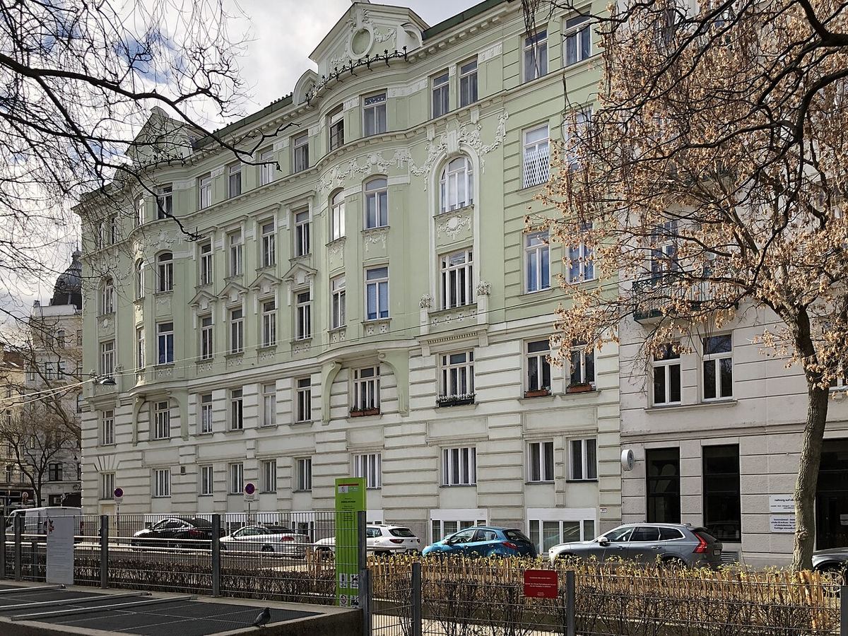 Wiener Wohnhaus mit Klimaanlagen — Symbolbild zum Thema Analyse