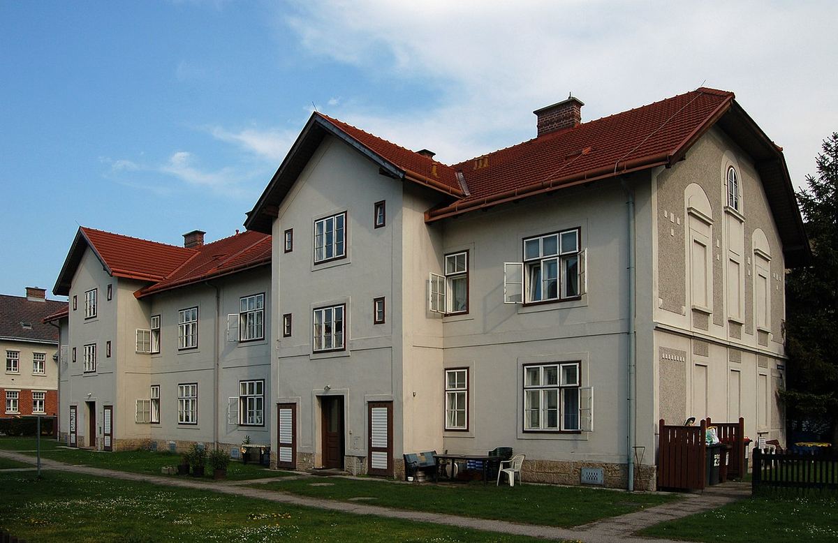 Wiener Wohnhaus mit Fassade — Symbolbild zum Thema Finanzierung