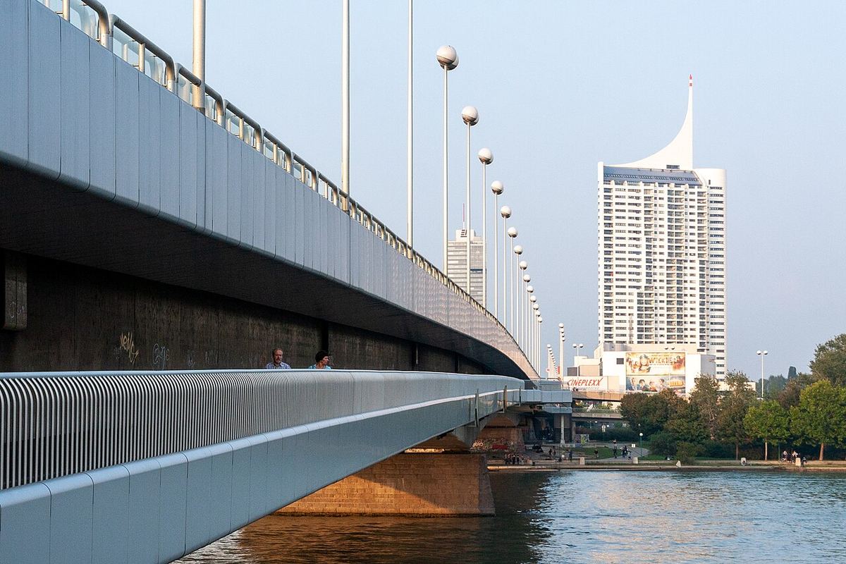 Reichsbrücke Wien Donau — Symbolbild zum Thema Analyse