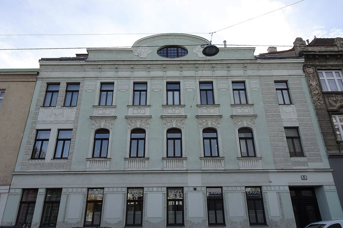 Wiener Wohnhaus mit Fassade — Symbolbild zum Thema Analyse