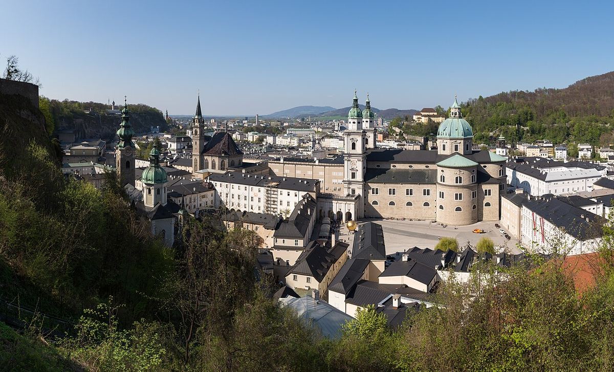 Altstadt Salzburg mit Festung — Symbolbild zum Thema Analyse