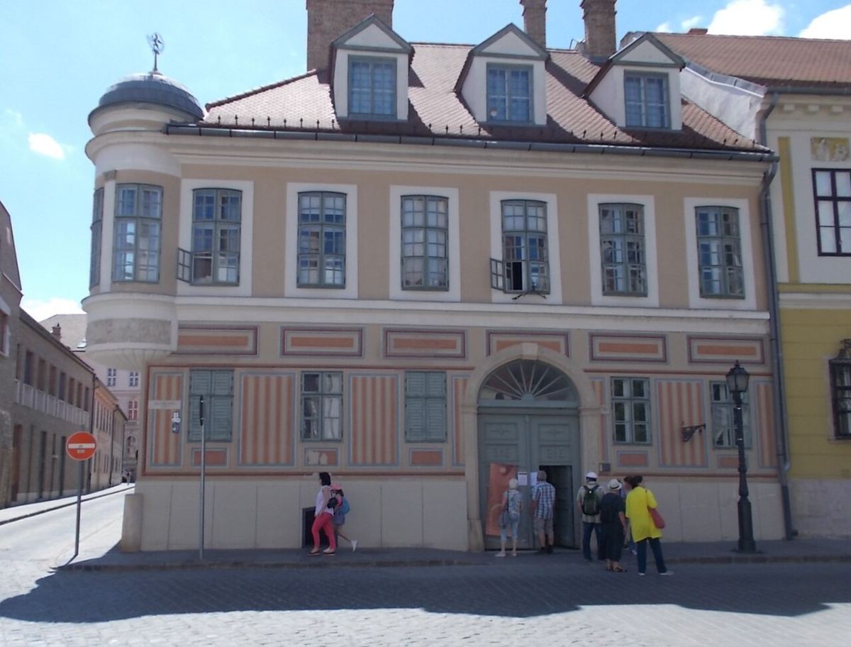Wiener Zinshaus Fassade — Symbolbild zum Thema Analyse