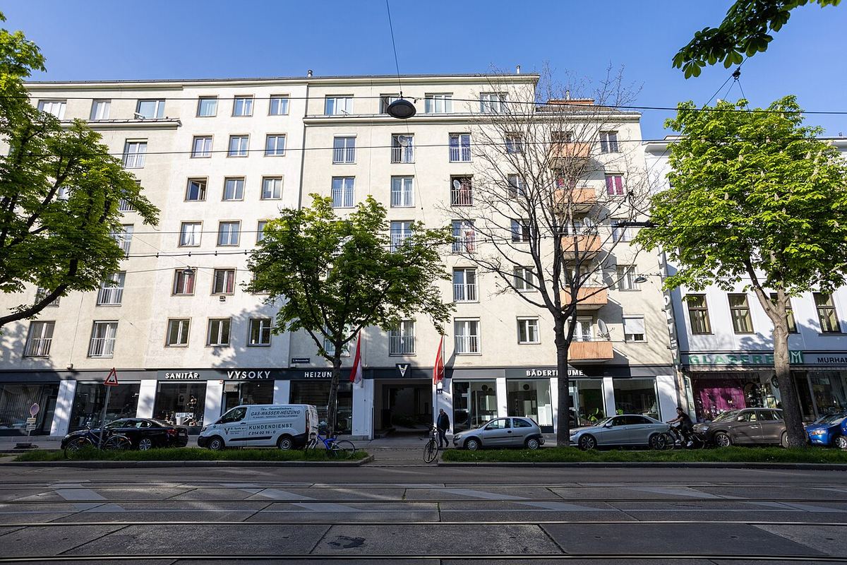 Wiener Wohnhaus Fassade — Symbolbild zum Thema Analyse