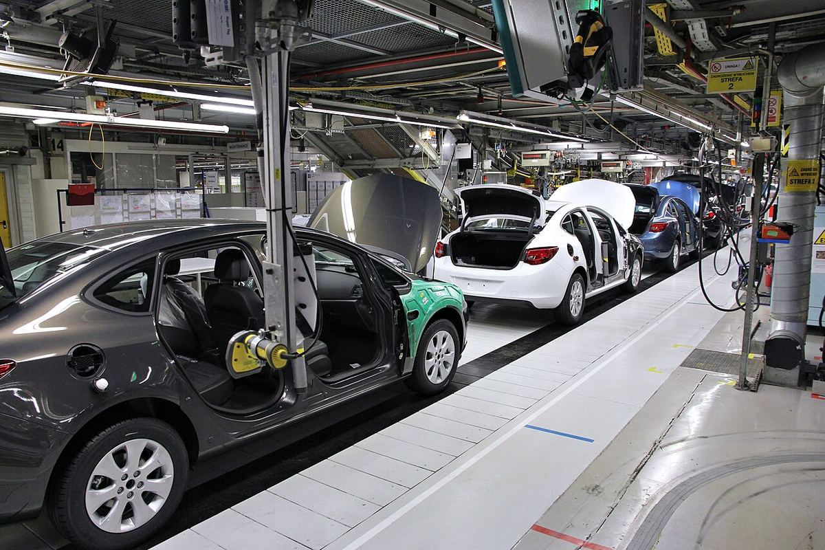 Werkshalle Automobilindustrie — Symbolbild zum Thema Analyse