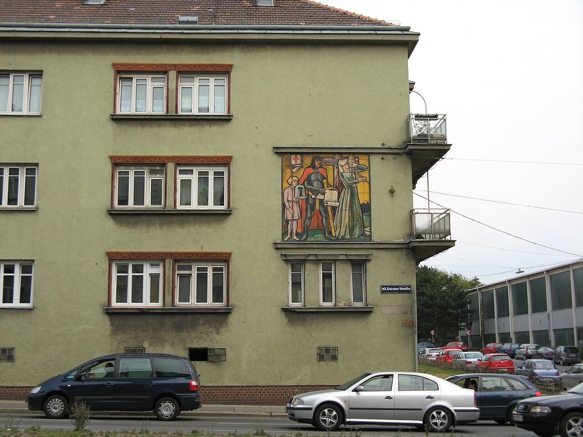 Wiener Wohnhaus mit Balkonen — Symbolbild zum Thema Finanzierung