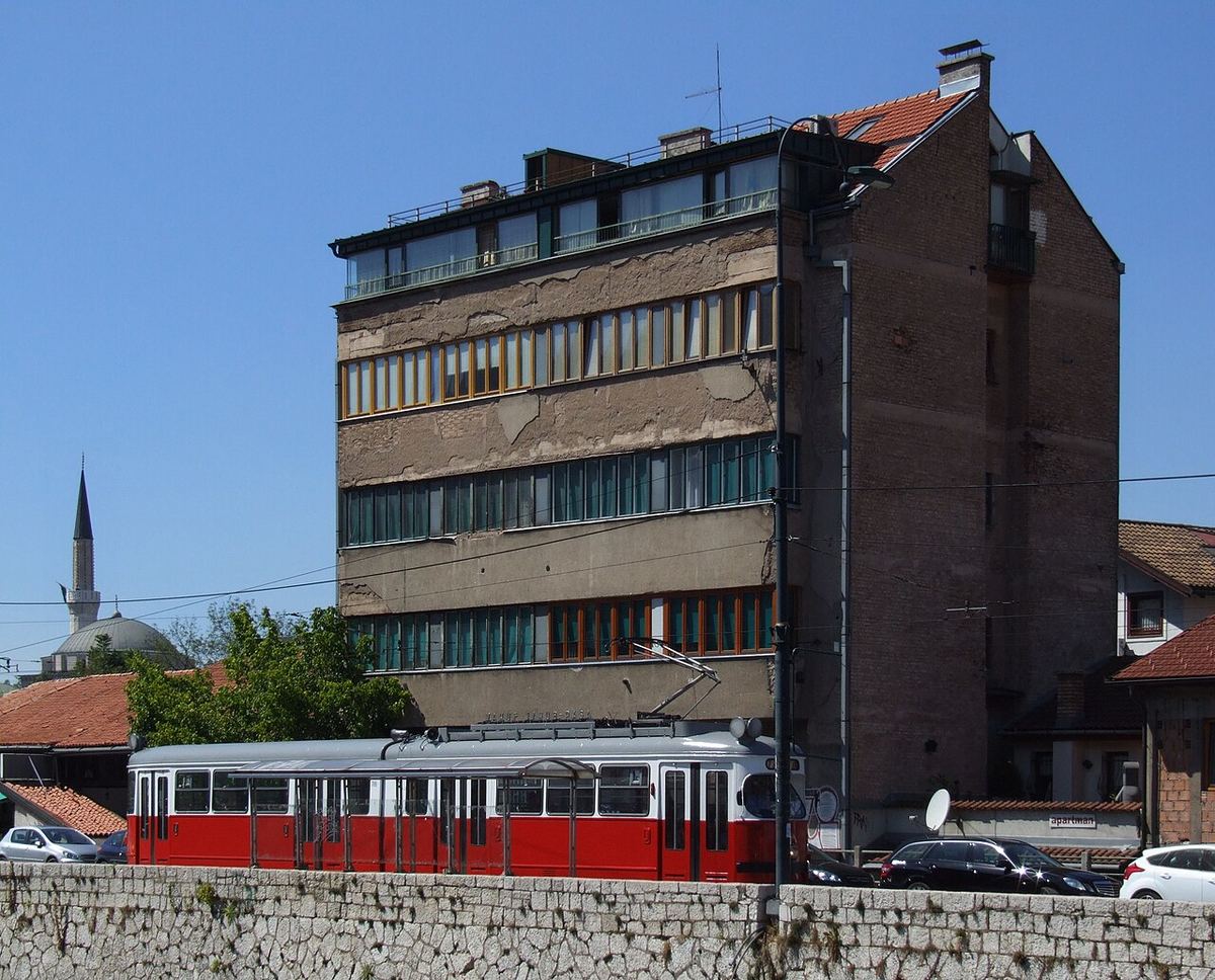 Wiener Wohnhaus Fassade — Symbolbild zum Thema Analyse